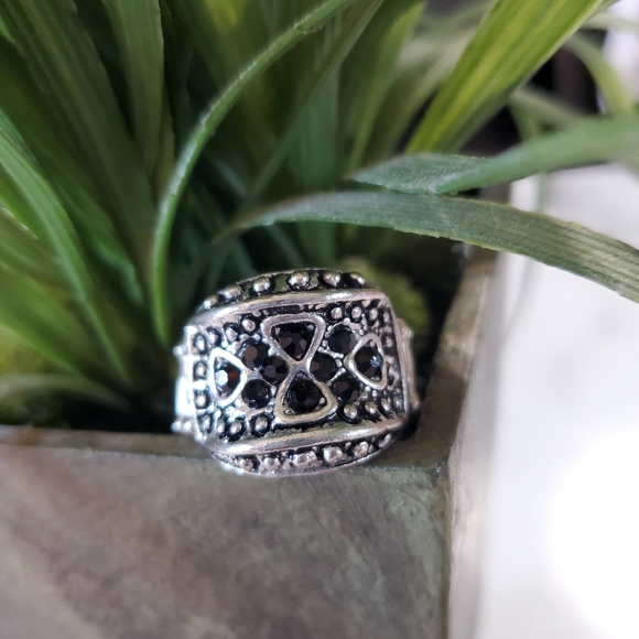 Silver Tone and Black Jewels Stretch Band Ring 💥3 for $24💥 - Picture 14 of 16
